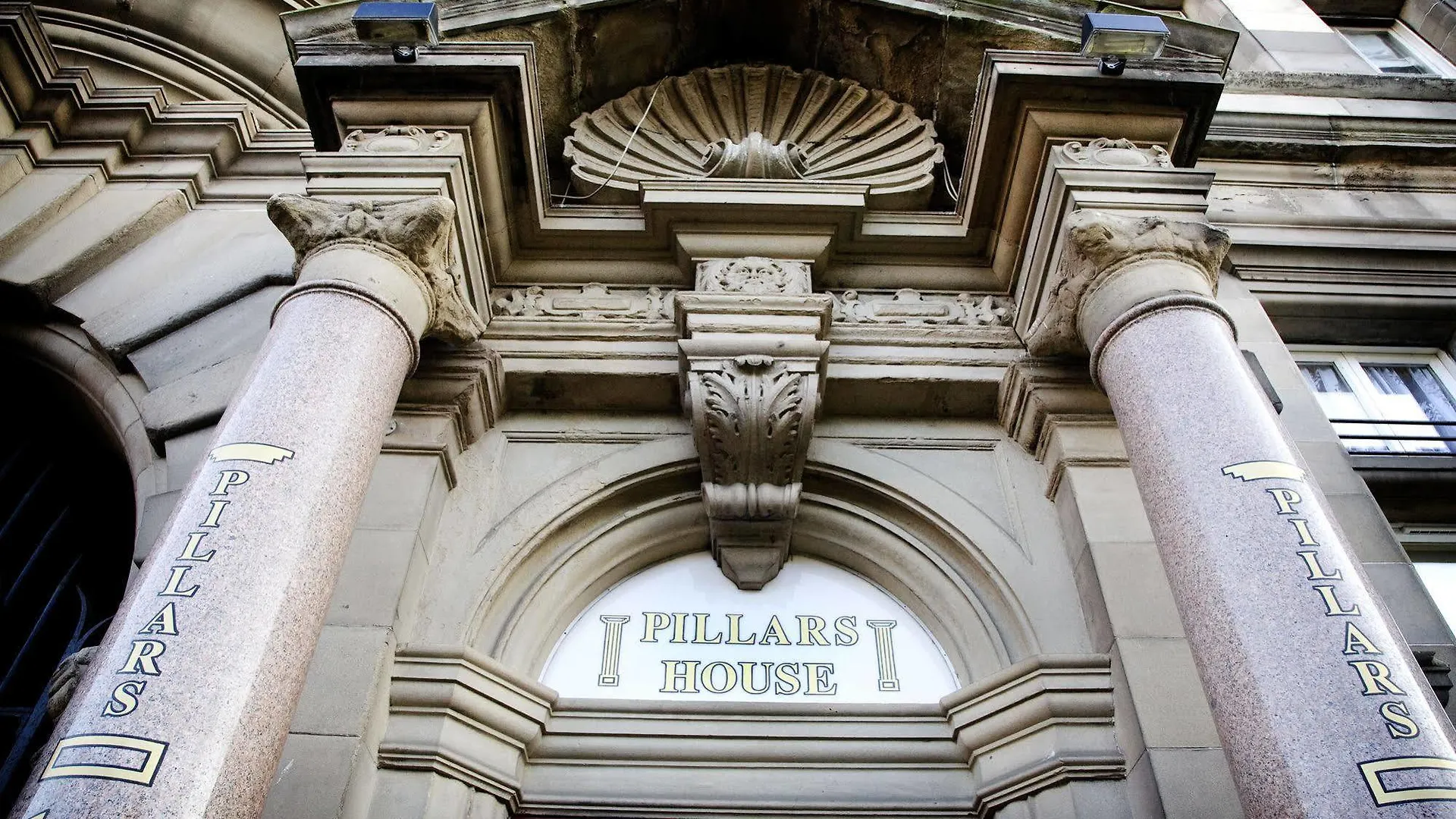 Контакты Pillars House